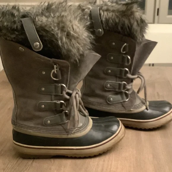Sorel Joan of Arc Gray Fur-Trimmed Winter Boots - Picture 3 of 9